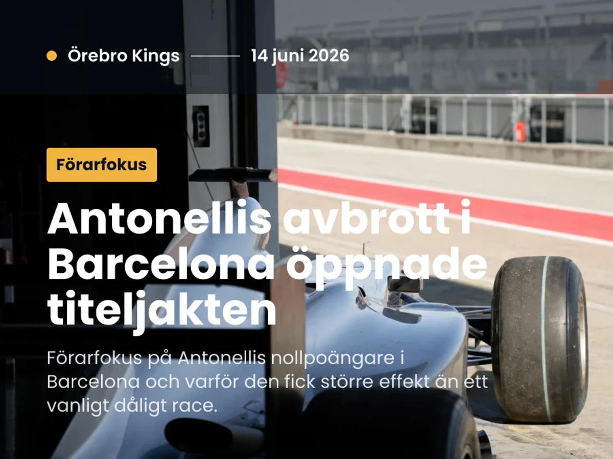 Generisk silverfärgad formelbil i garage efter ett avbrutet race.