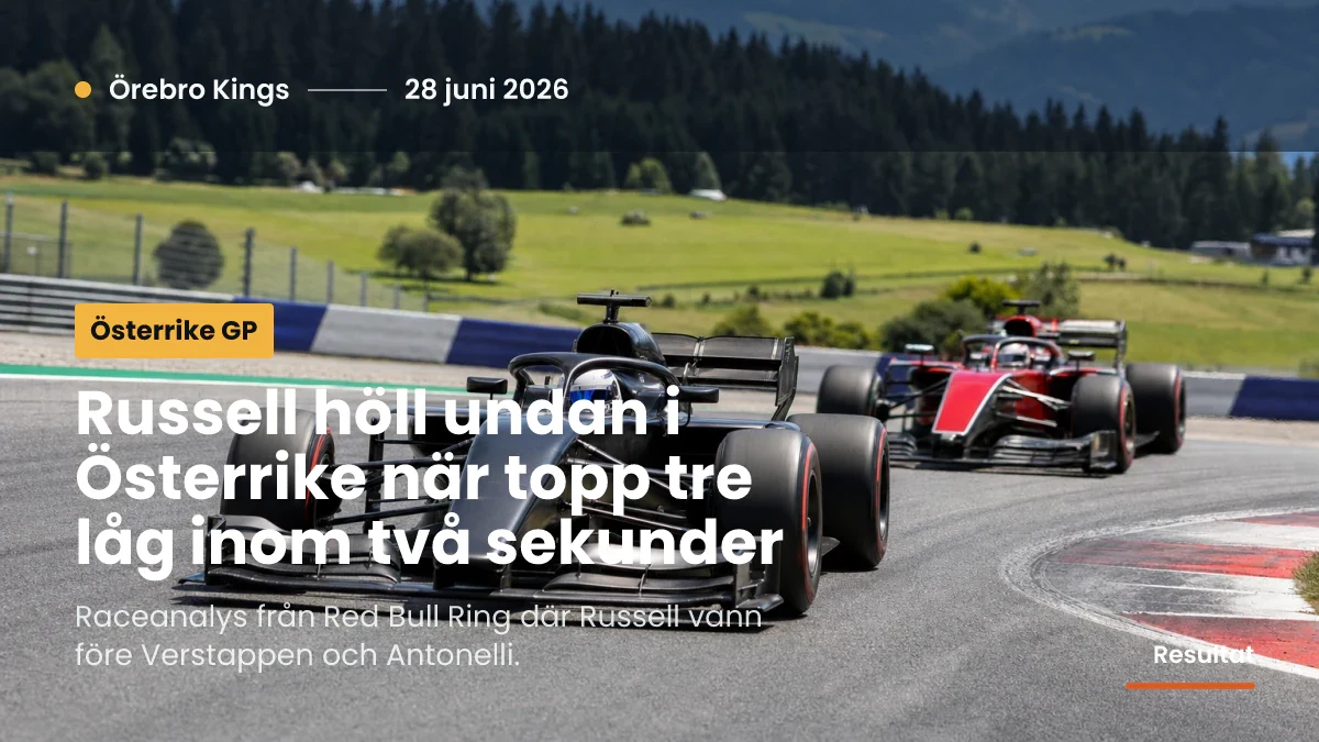 Generiska formelbilar tätt genom en bana med berg i bakgrunden.