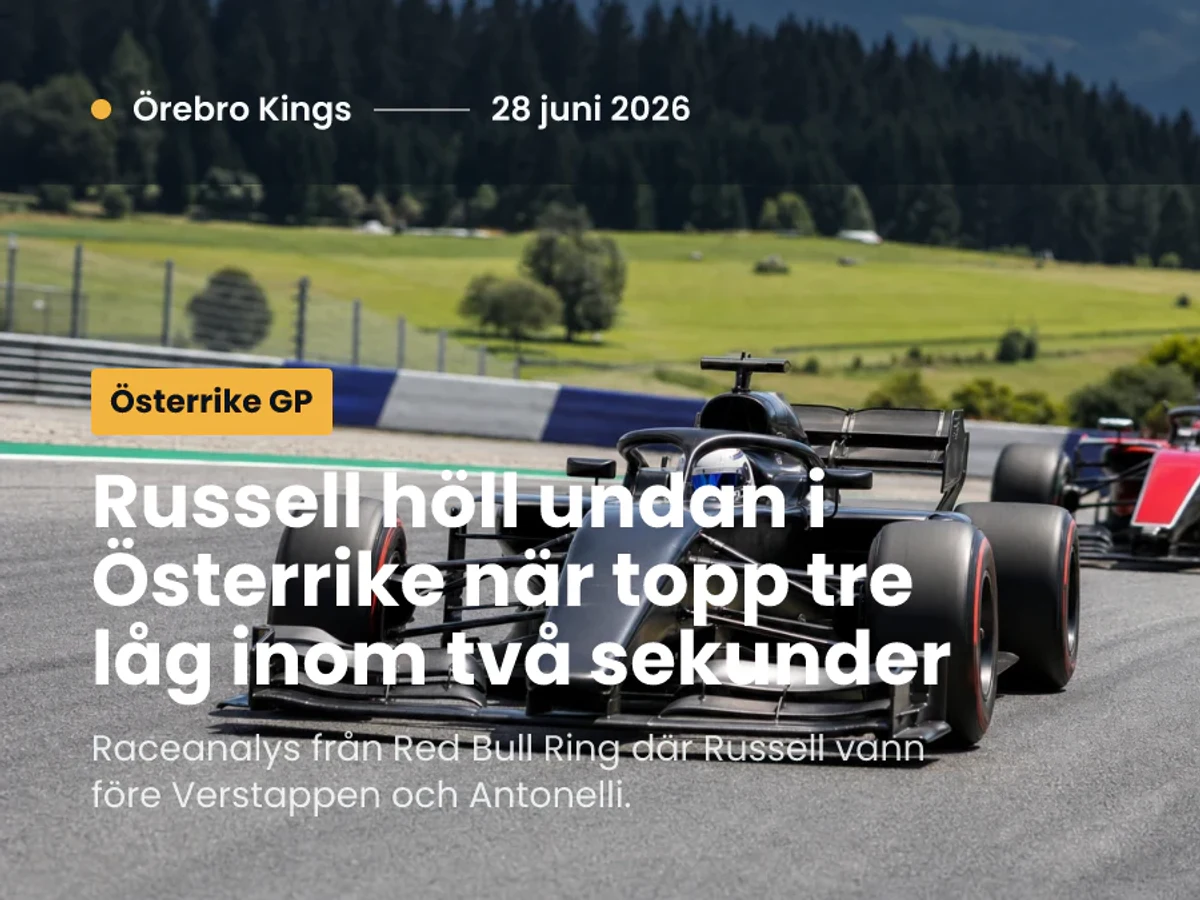 Generiska formelbilar tätt genom en bana med berg i bakgrunden.